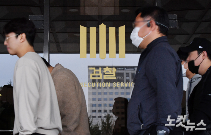 정진상 정무조정실장이 검찰에 비공개 출석한 지난 15일 오전 서울중앙지검 출입구 앞에 관계자들이 오가고 있다. 류영주 기자