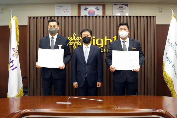 심규호 강원랜드 부사장이 심폐소생술로 고객을 살린 김찬수(오른쪽), 조승환 과장에게 표창장을 수여하고 있다. 강원랜드 제공 