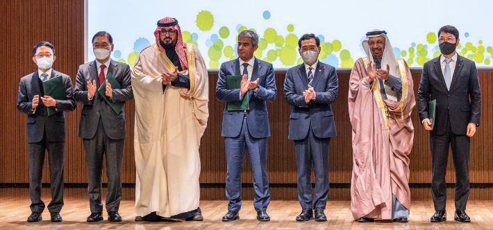 17일 오전 서울 중구 대한상공회의소 국제회의장에서 열린 2022 한-사우디 투자포럼에서 관계자들이 기념 촬영을 하고 있다. 오른쪽부터 홍현성 현대엔지니어링 대표, 알 팔리 장관, 이 산업부 장관, 후세인 에이 알-카타니 에쓰오일 대표, 알 이브라힘 장관, 윤영준 현대건설 대표, 하석주 롯데건설 대표. 연합뉴스