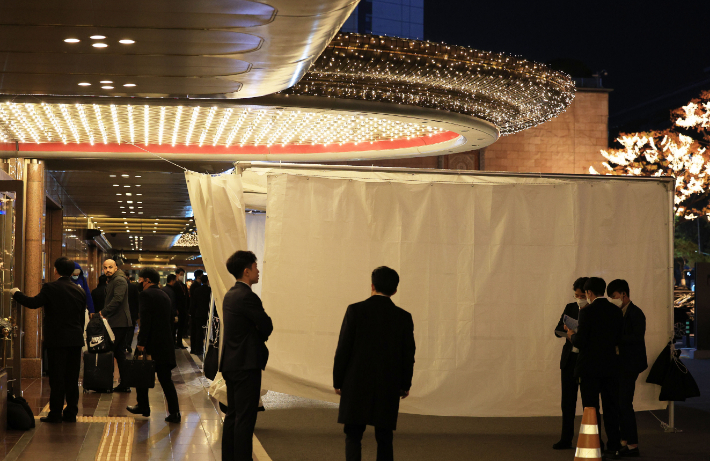 무함마드 빈 살만 사우디아라비아 왕세자 방한한 서울 중구 소공동 롯데호텔 앞에 가림막이 설치되어 있다. 연합뉴스