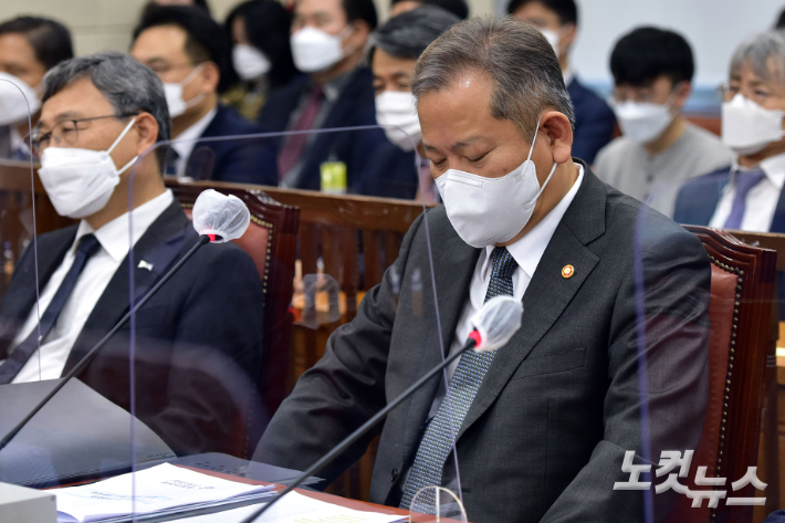 이상민 행정안전부 장관이 16일 서울 여의도 국회에서 열린 행정안전위원회 전체회의에 생각에 잠겨있다. 윤창원 기자