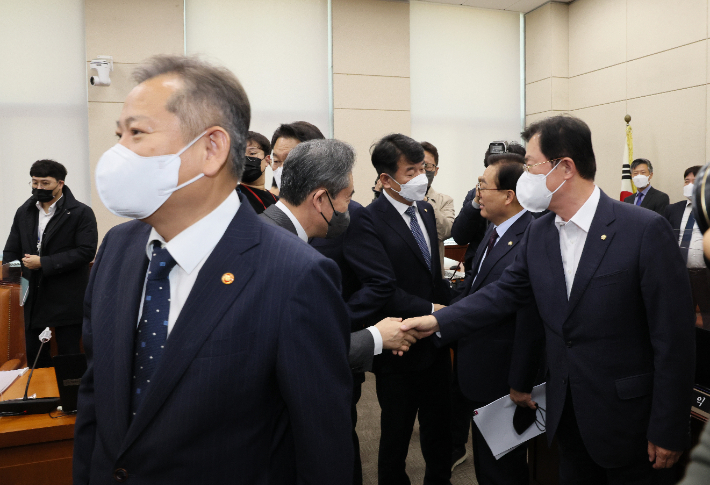 이상민 행정안전부 장관과 윤희근 경찰청장이 17일 오후 국회 행정안전위원회에서 열린 전체회의에서 내년도 예산안 통과 뒤 이채익 위원장, 여야 간사 등과 인사하고 있다. 연합뉴스