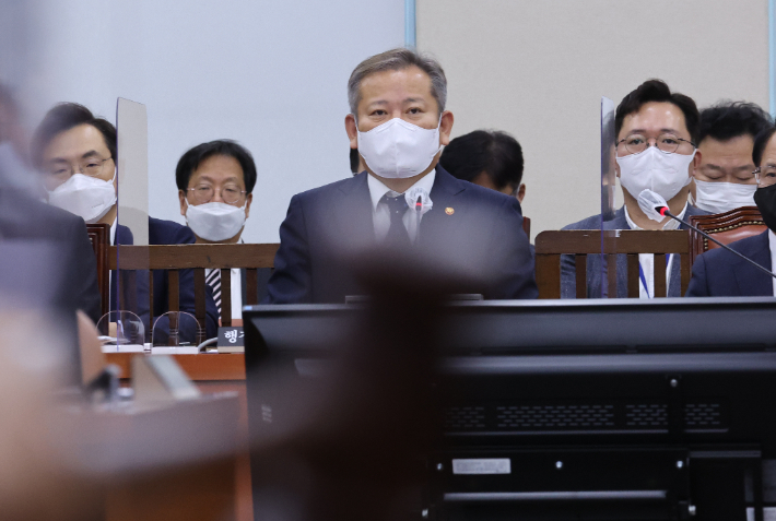 17일 오후 국회 행정안전위원회에서 열린 전체회의에서 이상민 행정안전부 장관이 출석한 가운데 내년도 행정안전부 등 예산안이 통과되고 있다. 연합뉴스