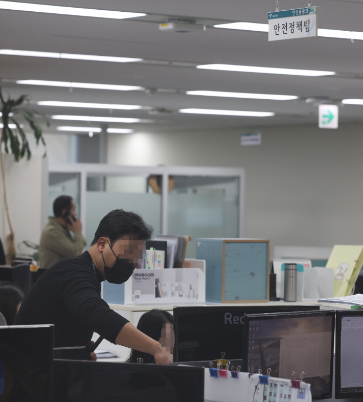 경찰 특별수사본부(특수본)가 행정안전부와 서울시청, 서울시 자치경찰위원회를 상대로 강제수사에 착수한 것으로 알려진 17일 오후 서울시청 안전총괄과에서 특수본 관계자들이 압수수색을 벌이고 있다. 연합뉴스