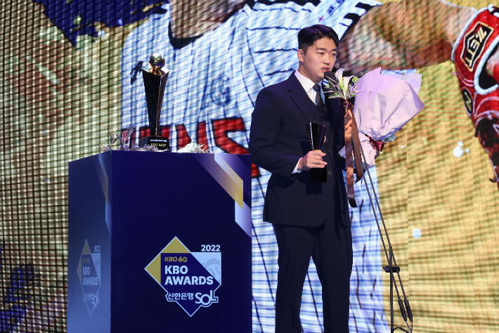 17일 오후 서울 중구 웨스틴조선호텔 그랜드볼룸에서 열린 2022 신한은행 SOL KBO 시상식에서 LG 트윈스 고우석이 KBO 리그 투수 부문 세이브상을 수상하고 있다. 연합뉴스
