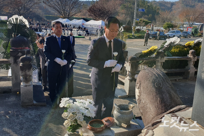 (사)일문구의사선양사업회 이사장인 유희태 완주군수가 17일 오후 '일문구의사(一門九義士) 추모식'에서 헌화하고 있다. 송승민 기자