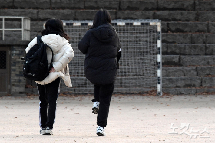 2023학년도 대학수학능력시험일인 17일 서울 중구 이화여자외국어고등학교에서 수험생들이 시험장으로 향하고 있다. 박종민 기자