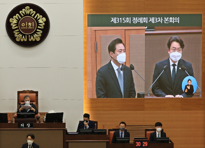 오세훈 서울시장이 16일 오전 서울 중구 서울시의회에서 열린 본회의 시정질문에서 박유진 의원 질문에 답하고 있다. 연합뉴스