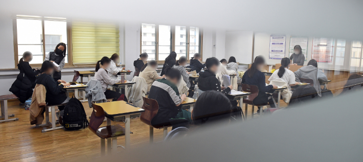 2023학년도 대학수학능력시험일인 17일 오전 서울 영등포구 여의도여자고등학교에서 수험생이 시험 시작을 기다리고 있다. 사진공동취재단