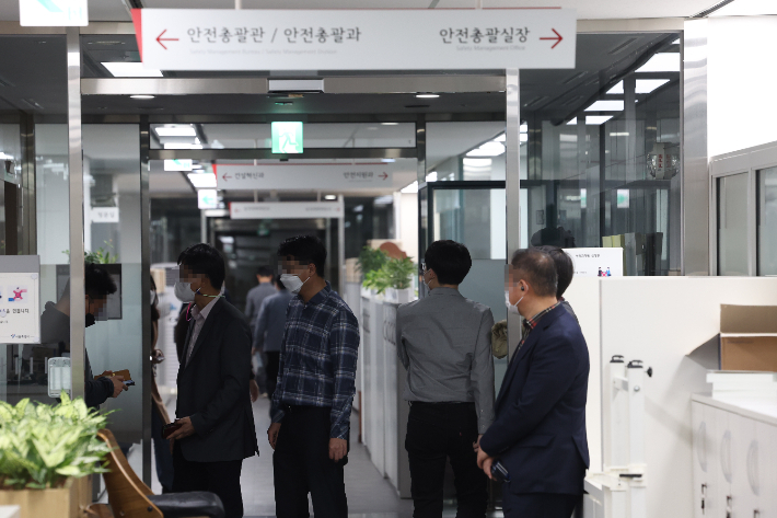 핼러윈 참사를 수사하는 경찰 특별수사본부(특수본)가 행정안전부와 서울시청, 서울시 자치경찰위원회를 상대로 강제수사에 착수한 것으로 알려진 17일 오후 서울시청 안전총괄과에서 압수수색이 진행되고 있다. 연합뉴스