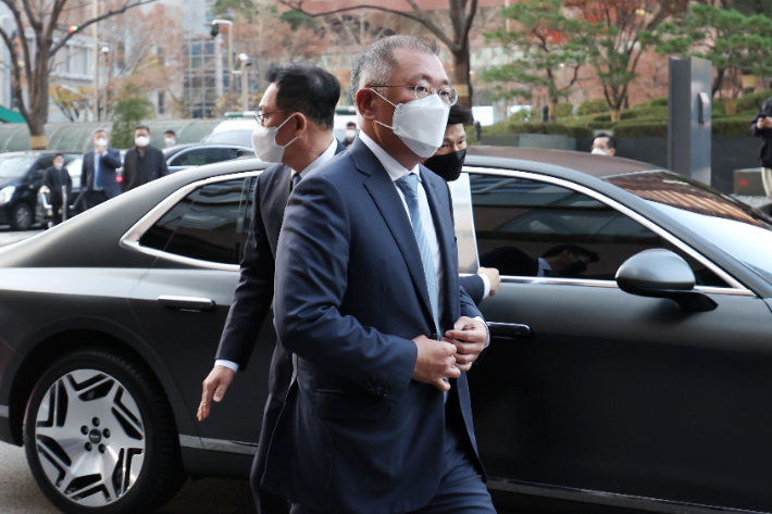정의선 현대차그룹 회장이 17일 오후 무함마드 빈 살만 사우디아라비아 왕세자와 만나기 위해 서울 중구 소공동 롯데호텔로 들어가고 있다. 연합뉴스
