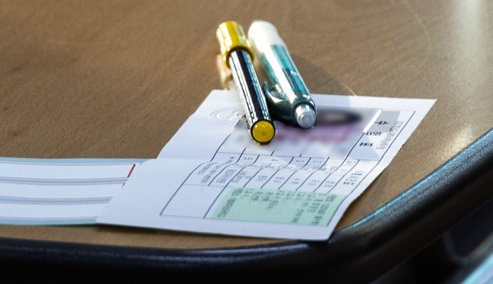 2023학년도 대학수학능력시험이 치러진 17일 오전  한 수험생이 수험표와 펜을 준비해 두고 있다. 사진공동취재단