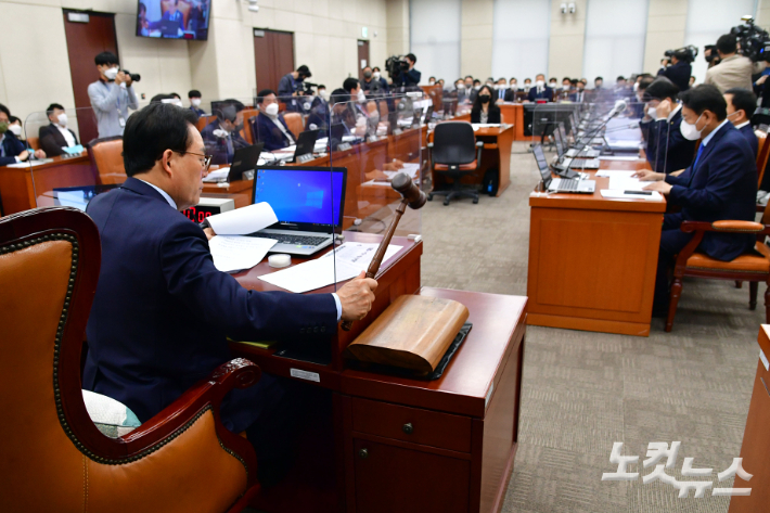 지난 17일 서울 여의도 국회에서 열린 행정안전위원회 전체회의에서 이채익 위원장이 의사봉을 두드리며 내년도 예산안을 통과시키고 있다. 윤창원 기자