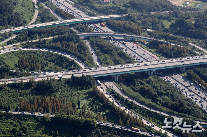 경기도 시흥시 서해안고속도로 조남JC 인근. (헬기 취재협조:경기북부경찰청 항공대 이석주 경감, 장도형 경위) 류영주 기자