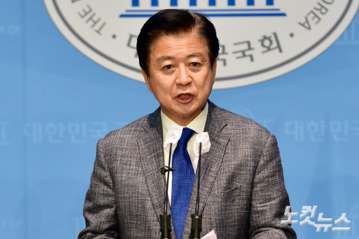 더불어민주당 노웅래 의원이 17일 서울 여의도 국회 소통관에서 기자회견을 열고 검찰의 압수수색에 대해 "제 결백을 증명하는 데 제 모든 정치생명을 걸겠다"고 입장을 밝히고 있다. 윤창원 기자