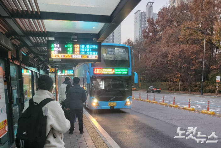 경기도 화성시 동탄신도시의 한 버스 정류장에서 시민들이 버스를 기다리고 있다. 이준석 기자