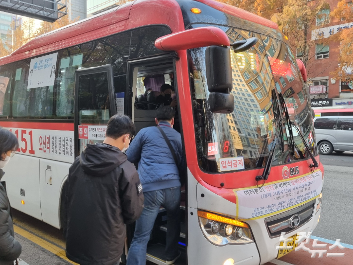 경기도 성남시 분당구 AK플라자 인근 버스정류장에서 승객들이 광역버스에 올라타고 있다. 정성욱 기자
