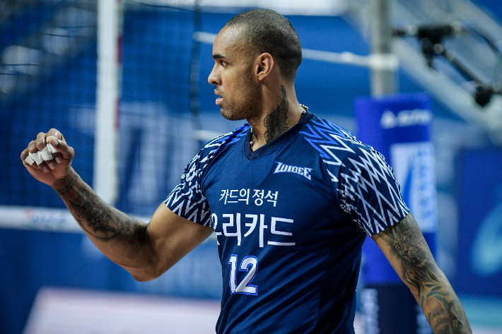 2018-2019시즌 우리카드에서 활약한 아가메즈, 3년 만에 친정팀으로 복귀한다. 한국배구연맹