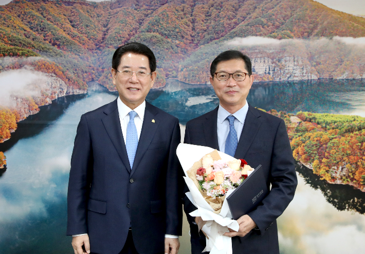 왼쪽부터 김영록 전남지사가 강성휘 전남사회서비스원장에게 임명장을 수여하고 있다. 전라남도 제공