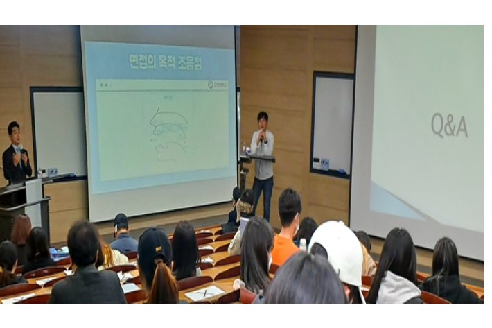 오른쪽 안대훈 기자. 창원대 제공