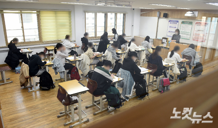 2023학년도 대학수학능력시험일인 17일 오전 서울 영등포구 여의도여자고등학교에서 수험생이 시험 시작을 기다리고 있다. 사진공동취재단