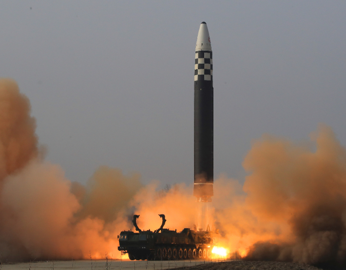 북한 관영매체가 화성-17형 발사 장면이라며 올해 3월 공개한 사진. 연합뉴스