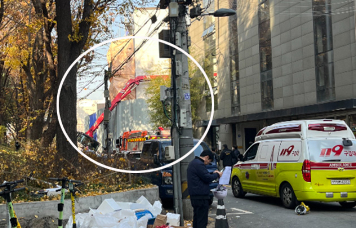 18일 오후 12시 50분쯤 서울 강남구 도산공원 인근 공사현장에서 크레인이 넘어지는 사고가 발생했다. 독자 제공