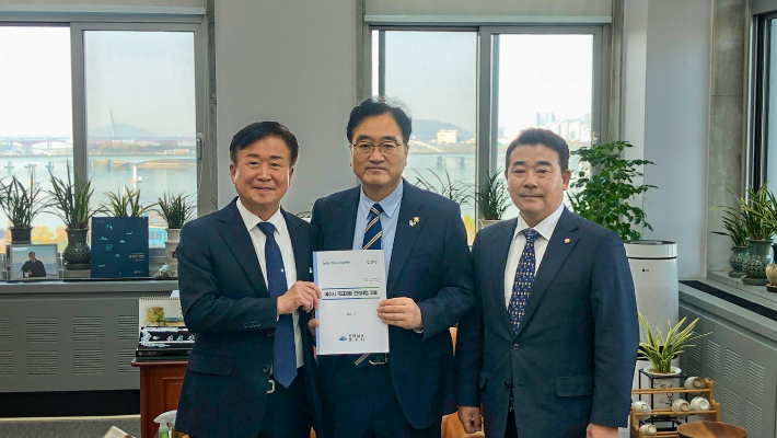 정기명 여수시장이 우원식 예산결산위원장 등과 만나 국비 예산 증액을 요청하고 있다. 여수시 제공