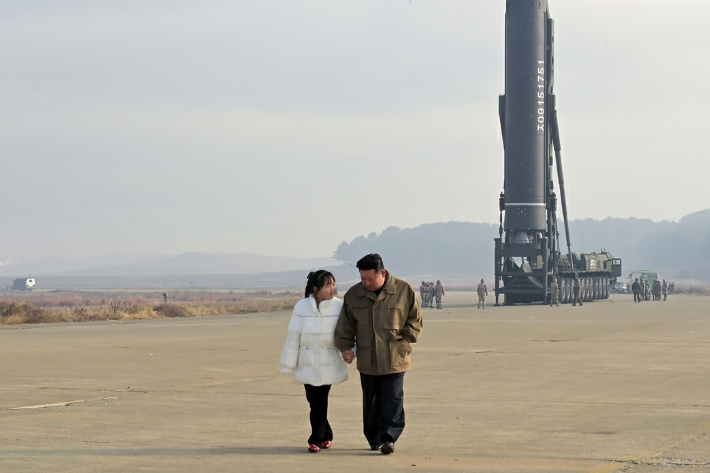 손을 꼭 잡은 김 위원장과 딸. 북한이 김 위원장 자녀를 대외에 공개한 것은 이번이 처음이다. 뉴스1 제공