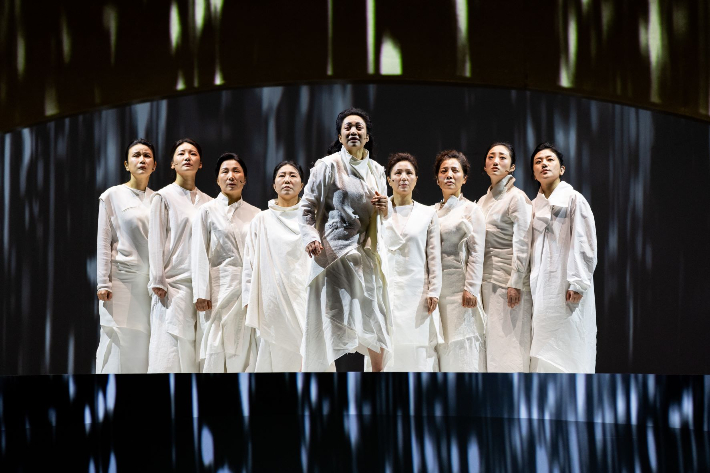 18일(현지 시간) 미국 뉴욕 하워드 길만 오페라하우스에서 진행된 창극 '트로이의 여인들' 공연 모습. 국립극장 제공