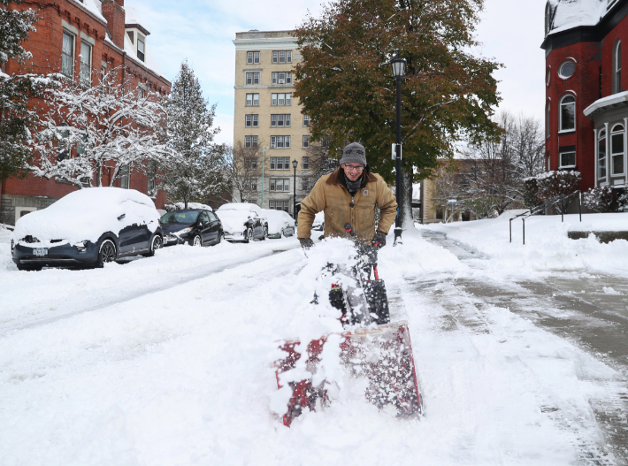 18일 미국 뉴욕주 버펄로에서 한 시민이 제설용 송풍기로 보도에 쌓인 눈을 치우려고 하고 있다. 이날 뉴욕주 서부와 북부 곳곳에 폭풍설로 많은 눈이 쌓였다. 연합뉴스