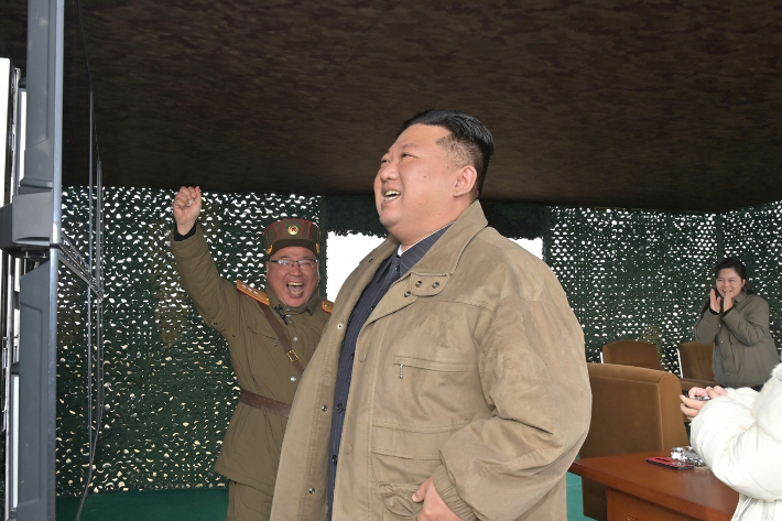 신형 ICBM 화성 17형 시험발사에 참관해 재발사 성공을 기뻐하는 북한 김정은 국무위원장. 뉴스1 제공