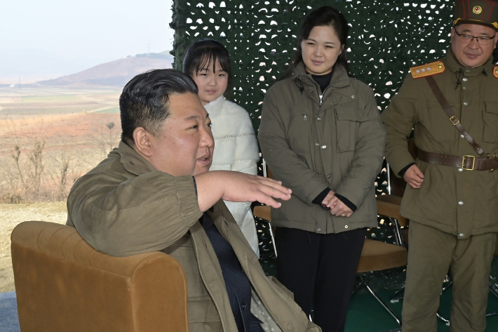 김 위원장은 백두혈통의 후계세대, 즉 자신들의 자식들이 잘 커나가고 있음을 화성 17형 발사 성공이라는 중요한 계기를 통해 북한 인민들에게 자연스럽게 알리는 측면이 있는 것으로 보인다. 뉴스1 제공
