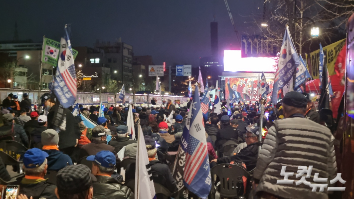 19일 오후 6시쯤 서울지하철 4호선 삼각지역 인근에서 '촛불전환행동'을 규탄하는 신자유연대 주최 집회가 열린 모습이다. 양형욱 기자