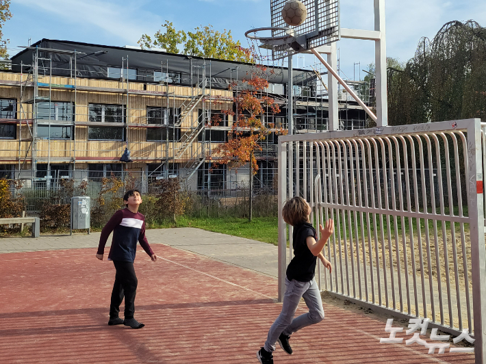 낮 최고기온이 20도까지 오른 지난 10월 말 독일 함부르크의 김나지움 랄슈테트 학생들이 가벼운 옷차림으로 운동하고 있다. 이인 기자