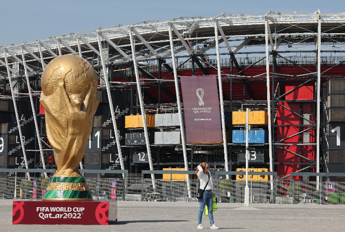 카타르 도하의 스타디움 974 앞에 설치된 월드컵 우승 트로피 조형물. 연합뉴스