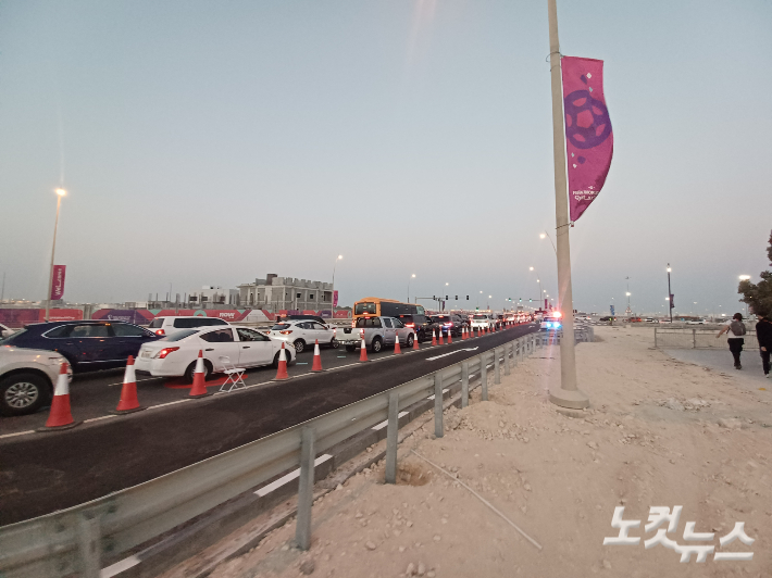 카타르월드컵 개막전이 열리는 축구장으로 이어지는 도로가 꽉 막혀있다. 노컷뉴스