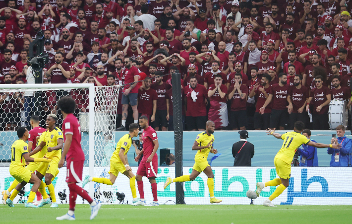 전반 3분 에콰도르가 골을 터뜨리자 카타르 홈 팬들이 머리를 부여잡는 모습. 골은 오프사이드로 취소됐다. 연합뉴스