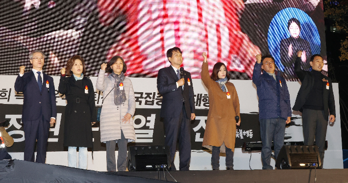 촛불집회 무대에 선 더불어민주당 의원들(연합뉴스)    
