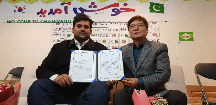 무하마드 샤비르 씨와 이철승 경남이주민센터 대표. 경남이주민센터 제공