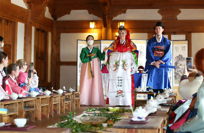 계명대학교가 우크라이나 현지 중등학교 한국어 교원들의 연수 프로그램으로 한국 문화 체험을 진행하고 있다. 계명대학교 제공 