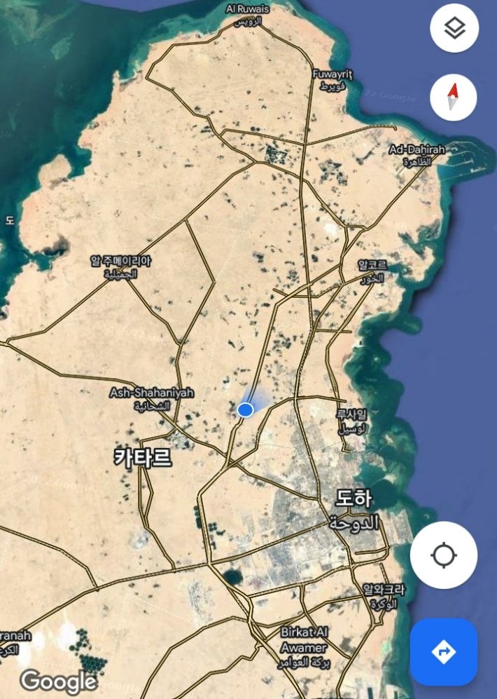 위성 지도를 보면 카타르의 척박한 환경을 확연히 느낄 수 있다. 구글맵 캡처
