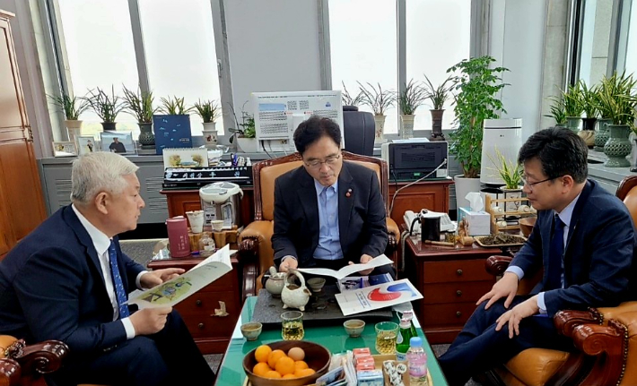 황인홍 무주군수(왼쪽)가 21일 국회에서 국회 예산결산특별위원회 우원식 위원장을 만나 국제 태권도 사관학교 설립을 건의하고 있다. 무주군 제공