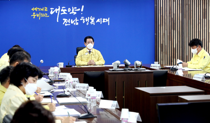 전라남도는 21일 김영록 지사 주재로 가뭄대책 상황보고회를 갖고 가뭄대책 추진에 총력을 기울이기로 했다. 전라남도 제공 