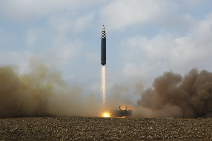 지난 18일 북한이 시험발사에 성공했다고 밝힌 화성 17형 ICBM. 뉴스1 제공