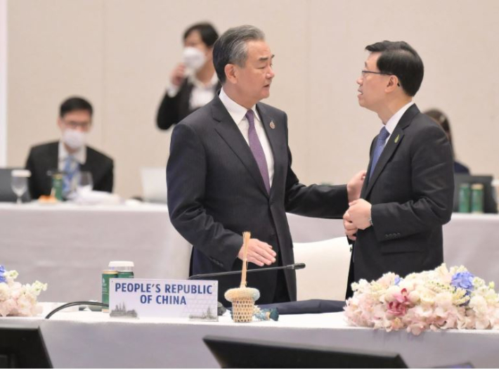 왕이 중국 외교부장과 이야기 하는 존 리 홍콩 행정장관. SCMP 캡처