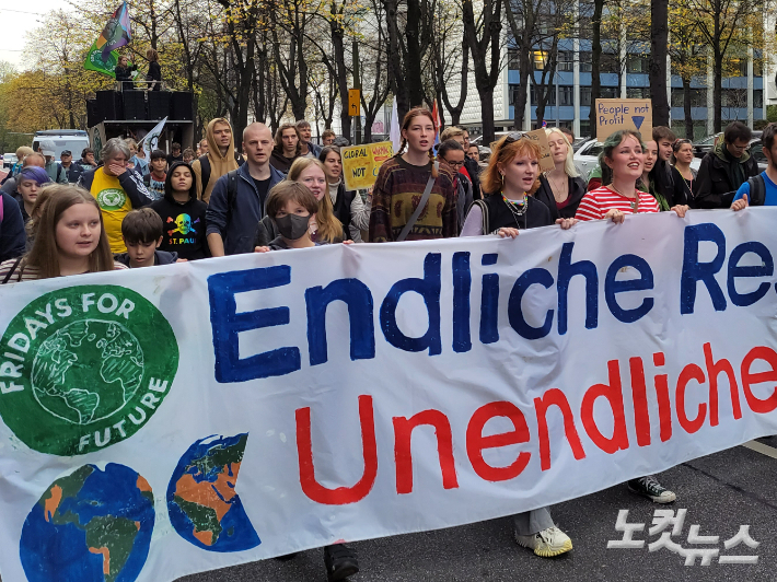 지난 10월 28일 독일 함부르크에서 '미래를 위한 금요일(Fridays For Futurue)' 시위가 열렸다. 청소년들이 주축이 된 집회에는 성인들도 동참해 기후보호에 적극 나설 것을 촉구했다. 이인 기자