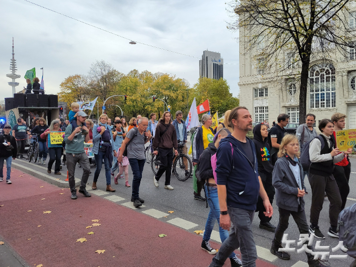 10월 28일 독일 함부르크 '미래를 위한 금요일 시위'에는 청소년들 뿐만 아니라 아이와 함께 나온 부모와 노인들도 참여했다. 이인 기자