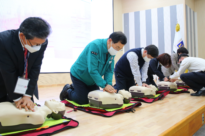 주낙영(좌측 두번째) 경주시장이 심폐소생술(CPR) 훈련을 하고 있다. 경주시 제공