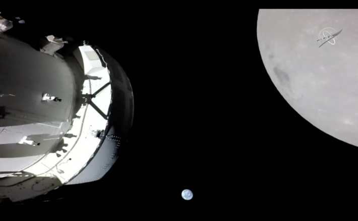 달 탐사 캡슐 오리온이 포착한 지구와 달. 연합뉴스